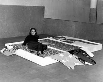 Teresinha Soares with She Hit on Me (BEDS) installed at Municipal Park, Belo Horizonte, 1970
