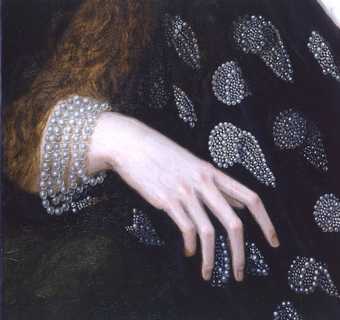 Fig.5 Detail of the sitter’s right hand, showing the brownish grey priming at the end of the little finger