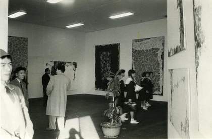 Fig.5 Installation view of the Sam Francis exhibition at the Tōyoko Department Store, Shibuya, Tokyo, October 1957