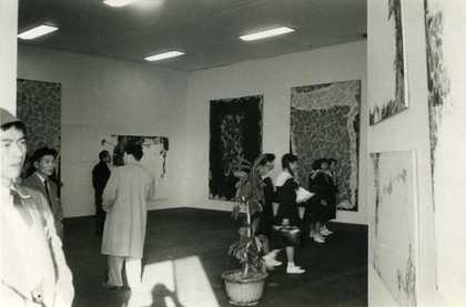 Fig.5 Installation view of the Sam Francis exhibition at the Tōyoko Department Store, Shibuya, Tokyo, October 1957