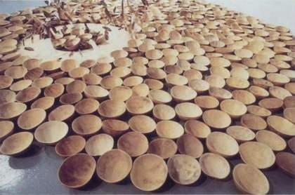 Fig.5 Robert Evangelista Nicá Uiícana 1976, installation view as part of a later collaboration with Regina Vater at Clocktower Gallery, New York, 1989 300 Amazonian gourds and bird feathers Dimensions variable