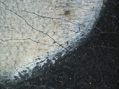 Fig.7 Detail of the edge of the white glove at x8 magnification, showing the dark background paint stopping short of the glove and revealing the grey priming