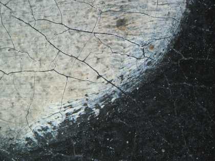 Fig.7 Detail of the edge of the white glove at x8 magnification, showing the dark background paint stopping short of the glove and revealing the grey priming