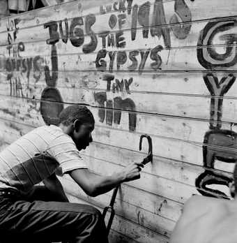 Gordon Parks, Gang Member Graffitis a Wall, Harlem, New York, 1948