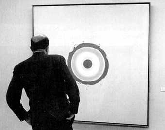 Clement Greenberg looking at Kenneth Noland’s 1960 painting Nieuport, c.1974