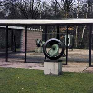 Installation view of Hepworth’s retrospective at the Rietveld Pavilion, Kröller-Müller Museum, Otterlo, 1965
