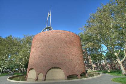 Fig.4 Massachusetts Institute of Technology Chapel, with a bell tower designed by Roszak in 1955
