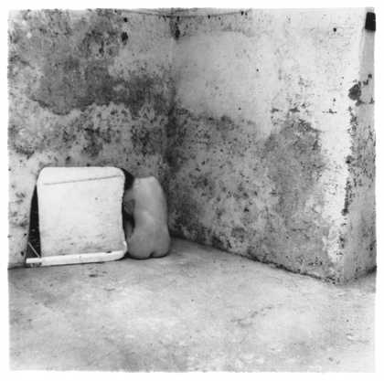 Francesca Woodman, Self-deceit #6, Rome, Italy, 1978, gelatin silver print on paper, 20.3 x 25.4 cm - © Courtesy of George and Betty Woodman