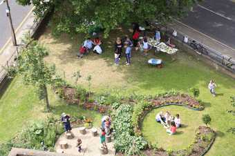 Fritz Haeg Edible Estates 2007, showig a bird's eye view of people in a community garden