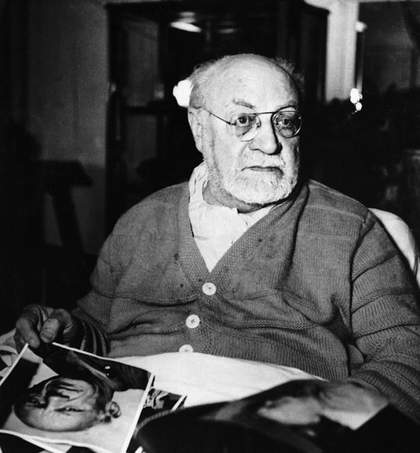 Matisse holding photo of Picasso