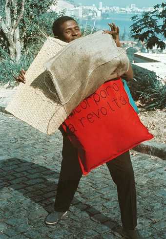 Uno de los Parangolés de Hélio Oiticica © Projeto Hélio Oiticica