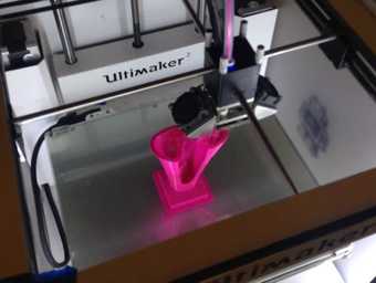 Photograph showing 3D printer printing a sculpture