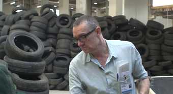 Thomas Hirschhorn with his installation Flamme Éternelle