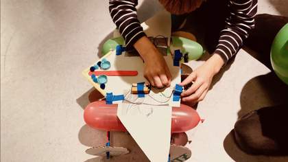 Play with motors, circuits and LEDs © Deborah Rodrigues