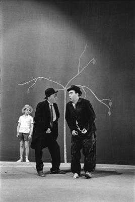 Roger Pic Waiting for Godot, Théâtre de l'Odéon, Paris 1961. Courtesy Fondation Alberto et Annette Giacometti, Paris.