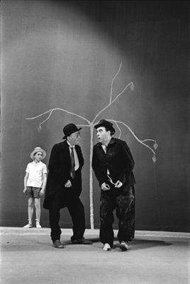Roger Pic Waiting for Godot, Théâtre de l'Odéon, Paris 1961. Courtesy Fondation Alberto et Annette Giacometti, Paris.