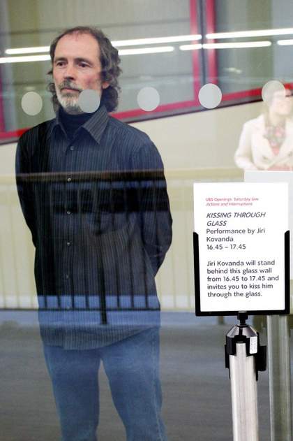 Jiří Kovanda, Kissing Through Glass 2007