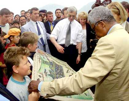 Petrit Halilaj as a boy presents his drawing to Kofi Annan