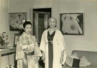 Kusama with Zoe Dusanne at Dusanne Gallery, Seattle, 1957 Courtesy Yayoi Kusama Studio, Inc