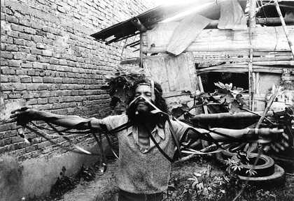 Luis Ospina and Carlos Mayolo Agarrando Pueblo / The Vampires of Poverty 1978