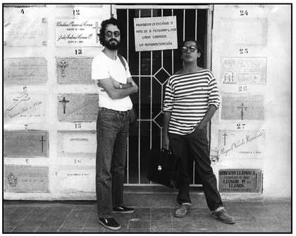 Photograph of Luis Ospina and Carlos Mayolo on set of Agarrando Pueblo / The Vampires of Poverty