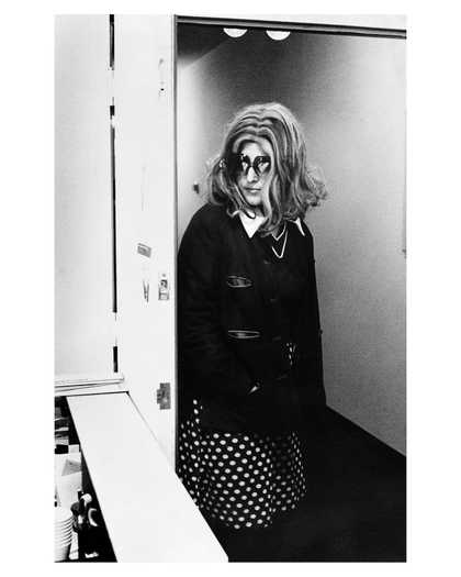 Lynn Hershman Leeson, Roberta at Gallery Opening (Lynn), 1976, RC print, 25.4 × 20.3 cm - © Lynn Hershman Leeson, courtesy the artist, photo Edmund Shea