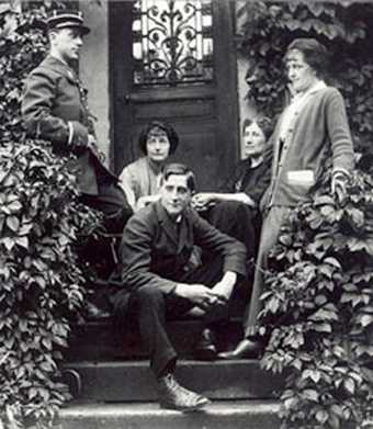 Unknown photographer Marcel Duchamp (front row) photographed with, from l. to r., Raymond Duchamp-Villon (in uniform), Yvonne Duchamp-Villon, Raymond’s mother-in-law and Gaby Villon, on the steps at P