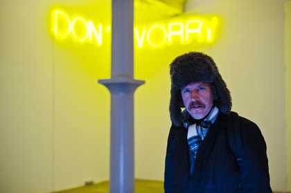 Martin Creed in front of Martin Creed Work No. 890, DON’T WORRY 2008