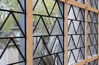 No Title by Richard Wright, photograph of close up of zigzags on a window pane