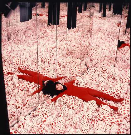 Yayoi Kusama in Infinity Mirror Room – Phalli’s Field at the exhibition Floor Show at Castellane Gallery, NewYork,1965