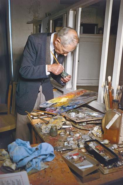 Pierre Bonnard painting in the studio at his home in Le Cannet, south of France, 1946, photographed by Gisèle Freund - photo © IMEC, Fonds MCC, Dist. RMN-Grand Palais / Gisèle Freund