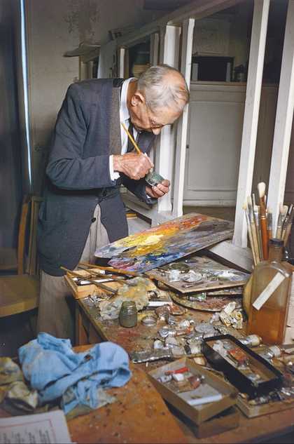 Pierre Bonnard painting in the studio at his home in Le Cannet, south of France, 1946, photographed by Gisèle Freund - photo © IMEC, Fonds MCC, Dist. RMN-Grand Palais / Gisèle Freund