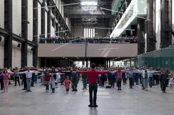 Public warm up photo - If Tate Modern was Musée de la danse?