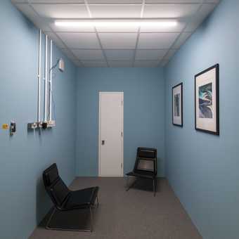 The Quiet room on level 4. A room with blue walls and two chairs.