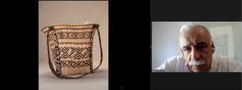 Captura de pantalla de la videollamada con un solo orador a la derecha y una imagen de una bolsa tejida en blanco y negro a la izquierda