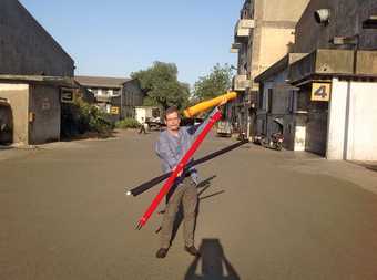 Richard Tuttle in Surat, India, 2013, photographed by Achim Borchardt-Hume