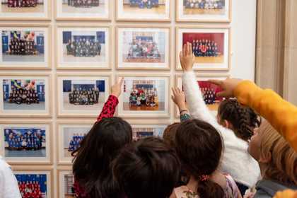 primary school children point at a photograph of their class in Tate Britain