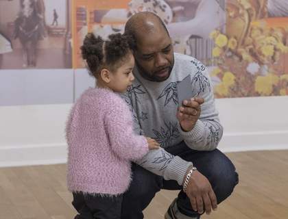Photograph of a parent and child at Tate Britain