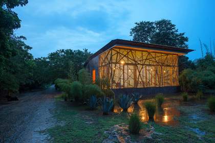 Tecoh Ochil: Tabernaculo guest house at night
