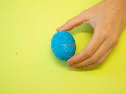 Cover egg with blue paper 