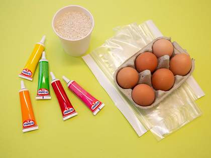 materials for making speckled eggs, rice, plastic bags, food dye and eggs