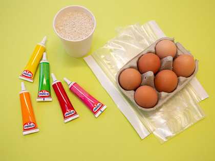 materials for making speckled eggs, rice, plastic bags, food dye and eggs