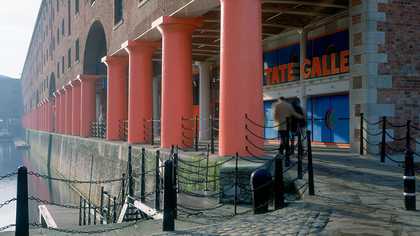 Couple arriving at Tate Liverpool