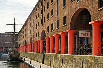 Tate Liverpool, Albert Dock image of a boat outside Tate Liverpool