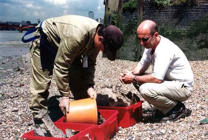 Mark Dion, Tate Thames Dig, 1999