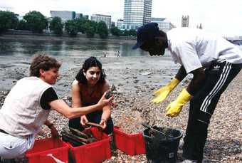 Beachcombing team, Tate Thames Dig, 1999