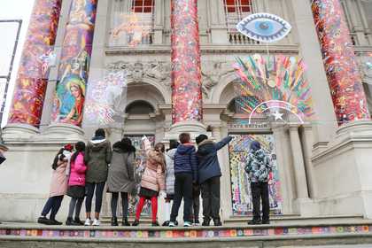 Kids look up at the facade of Tate britain 