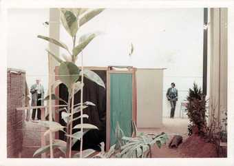 Visitantes de la instalación de Tropicália de Hélio Oiticica en Whitechapel Art Gallery, Londres 1969